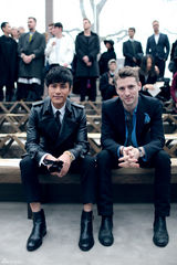 组图：陈坤再度出席时装周 赞设计师天马行空