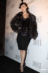 组图：周迅霍思燕出席品牌晚会 毛皮外套驱寒保暖