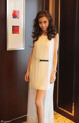 组图：Angelababy白衣侠女风现身 新年更加努力