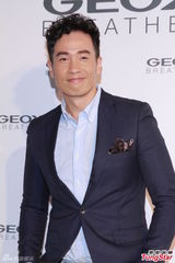 组图：陈茵媺当妈上围升级 与陈豪合体抢奶粉钱