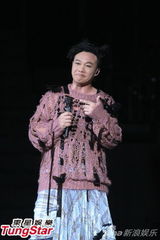 组图：陈奕迅开唱造型似黑山老妖 少说话多唱歌
