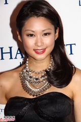 组图：张智霖修身西装展魅力 岑丽香秀香肩美腿