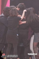 幻灯图集：叱咤奖陈奕迅雷到底 烟熏妆扮熊猫滚滚