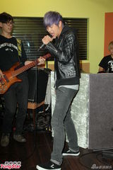 组图：黄鸿升生日开唱 喜收高档耳机