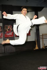 组图：LOLLIPOP F阿纬秀拳脚功夫 获邀加入JUMP