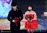 组图：韩星宋仲基获最优秀奖 刘仁娜长裙显高贵