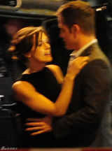 组图：《杰克-莱恩》片场 奈特莉与派恩亲密对戏