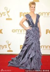 组图：艾美奖红毯 海瑟-莫里斯深V长裙胸前无料