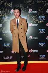 组图：微博之夜红毯 陈坤微笑亮相帅气有型