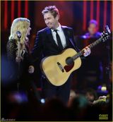 组图：艾薇儿与老公同台表现秀恩爱模样娇羞