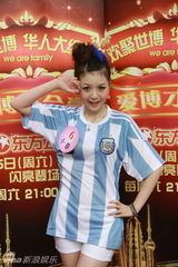 高清图：性感美女足球宝贝助阵《华人大综艺》