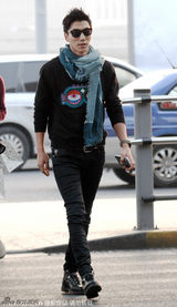 组图：张亮黑色潮装现身机场 亲切挥手似处T台