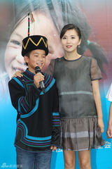 组图：陈好产后首度现身 六一节与儿童亲密互动