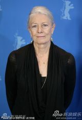 高清图：《大将军寇流岚》发布会 拉尔夫费因斯护花