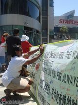 高清组图：新浪网友悼念条幅高挂斯台普斯