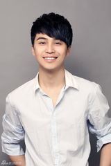 组图：孟瑞拍轻熟男写真 气质优雅笑容阳光