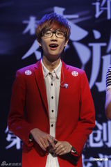 组图：许嵩新专辑庆功睡衣派对 近千歌迷捧场