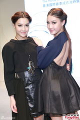 组图：AOA喜尝模特儿滋味 张继聪淡定行猫步