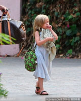 组图：朱莉假期带双胞胎出街 做称职妈妈两不误
