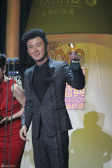组图：郭家铭亚洲时尚盛典帅气领奖