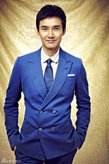 组图：张铎睿智写真展型男招牌微笑