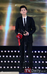 组图：韩星宋仲基获最优秀奖 刘仁娜长裙显高贵