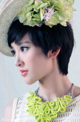 组图：唐艺昕封面大片 清新鲜花LOOK恬静怡人