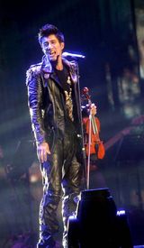 组图：王力宏上海开唱造型超炫 坦克车搬上舞台