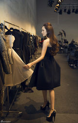 组图：吴佩慈受邀试穿时尚大牌 笑容甜美