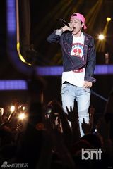 组图：朴宰范等参加HIPHOP音乐节引爆火热现场