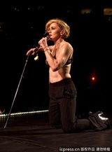 组图：麦当娜上演限制级 边跳边脱蹭猛男