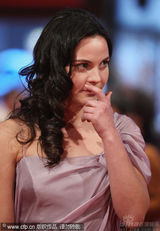 幻灯：《猎人》首映 米特拉-哈加个性民族装抢眼球 