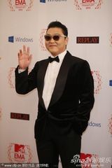 组图：鸟叔经典墨镜造型亮相 表情鬼马打招呼