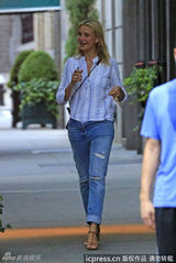 组图：卡梅隆-迪亚兹衬衫牛仔裤出街秀指环手机