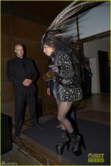 组图：Lady Gaga羽毛头饰现身街头表情搞怪