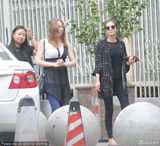 组图：张雨绮穿拖鞋街边打牙祭 边走边剔牙随意