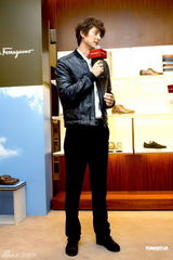 组图：刘嘉玲受品牌高层宠爱 郭品超造型时尚帅气