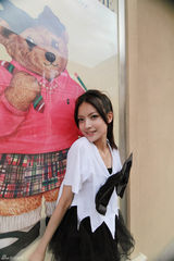 组图：叶熙祺搞怪黑白造型曝光 手拿气球扮俏皮