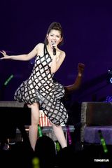 幻灯图：S.H.E小巨蛋开唱 Selina遭男友求婚