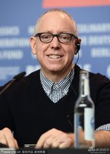 组图：柏林电影节众评委合影 梁朝伟微笑现身