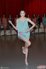 组图：倪晨曦教走猫步 亚姐佳丽奇招突围