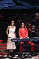 组图：陈奕迅压轴演唱 与女歌手热情拥抱