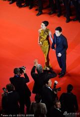 组图：梁朝伟夫妇戛纳走红毯 刘嘉玲金裙气场足