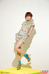 组图：阿Sa(蔡卓妍)演绎女鞋品牌 拍广告频频添食