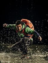 高清组图：韩星玄彬拍户外服广告 不惧风雨水火
