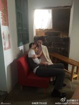 组图：崔始源阚清子拥吻剧照曝光惹粉丝吃醋