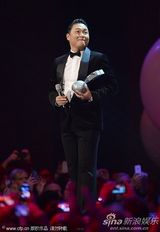 组图：鸟叔获最佳音乐录影带奖 风骚大跳骑马舞