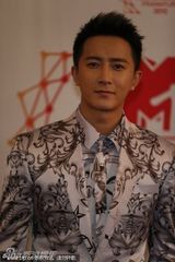 组图：韩庚摘EMA全球艺人奖 花纹西装帅气