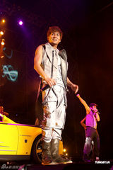 组图：吴克群个唱湿身秀腹肌 和女模互摸掀高潮