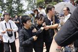 高清组图：罗京妻子悲痛泪别 儿子哥哥捧遗像送行